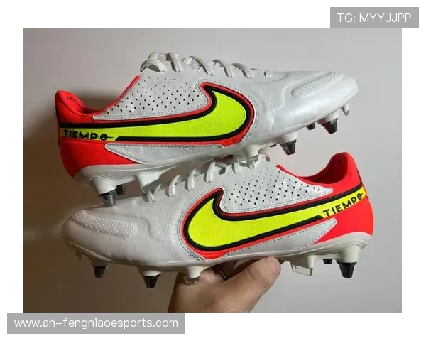 80年代经典球星足球鞋回顾：追溯传奇时光与独特设计魅力