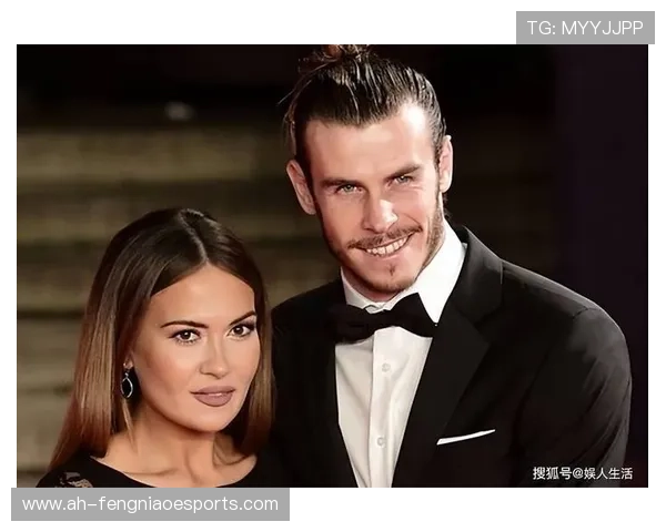 足球球星与女友甜蜜合影引热议 展现爱情与事业双赢的完美瞬间