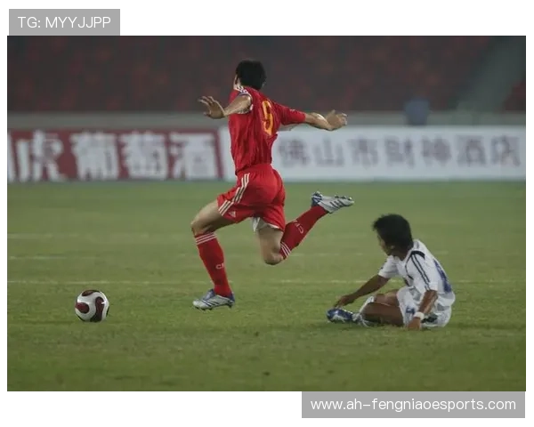 足球球星拿木棍耍帅瞬间引发热议 谁是这一幕背后的焦点人物 足球球星拿木棍耍帅瞬间引发热议 谁是这一幕背后的焦点人物